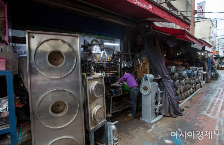 서울 중구 황학동 중고 주방기구 업체에 음식점에서 사용하던 기구들이 놓여 있다./강진형 기자aymsdream@