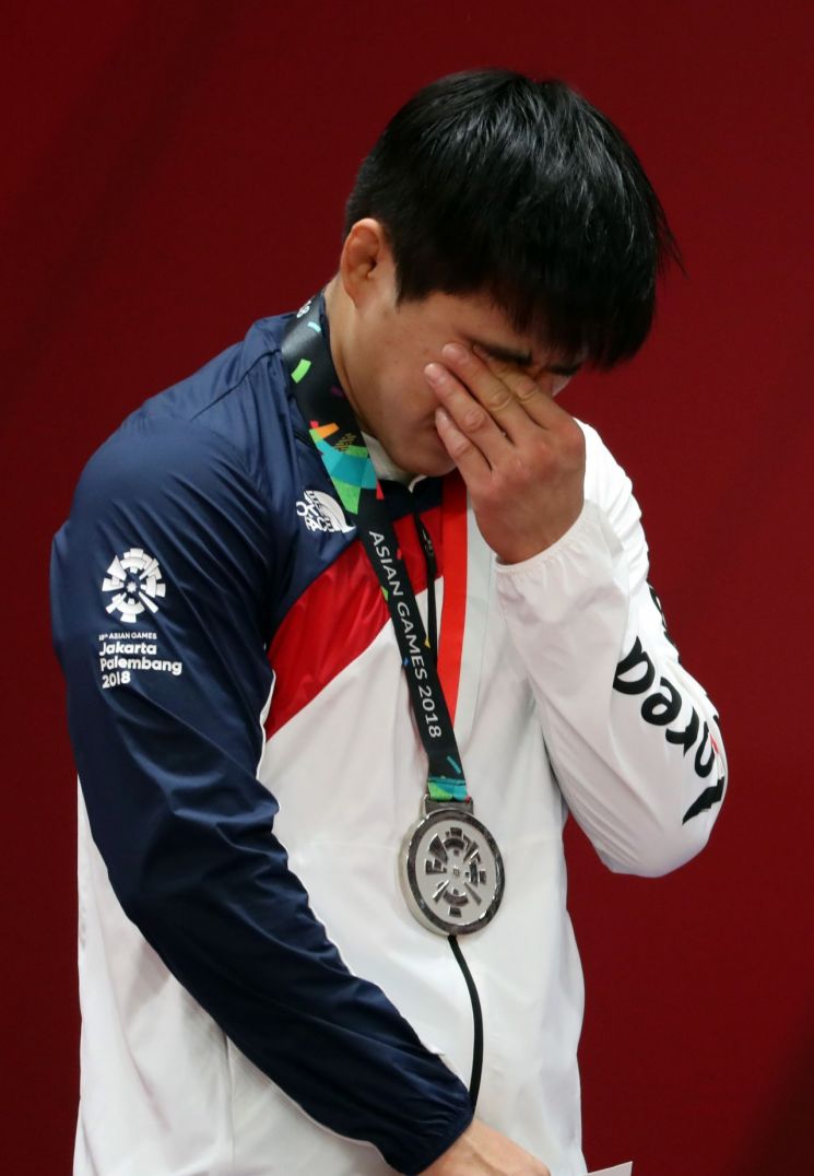 30일 오후(현지시간) 인도네시아 자카르타 컨벤션센터에서 열린 2018 자카르타·팔렘방 아시안게임 유도 남자 73㎏급 시상식에서 은메달을 획득한 한국 안창림이 눈물을 흘리고 있다. / 사진=연합뉴스