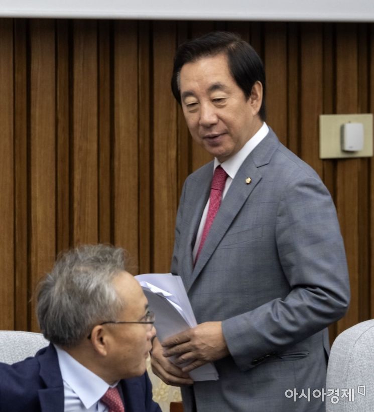[포토] 간담회 참석하는 김성태 원내대표