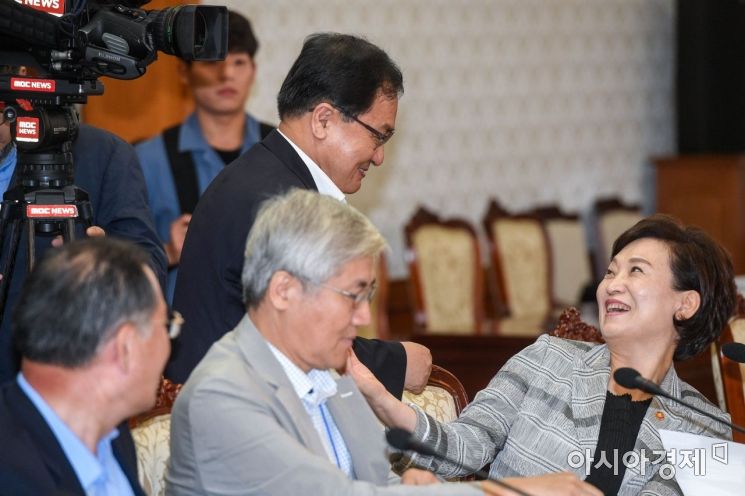 [포토] 인사하는 유영민 장관-김현미 장관