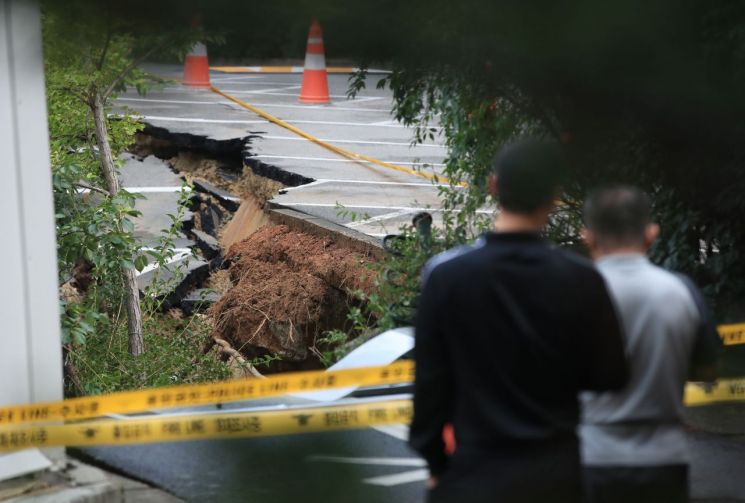 대형 싱크홀로 서울 금천구 아파트 휘청(종합)