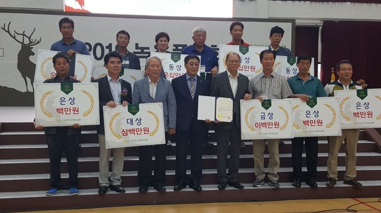 김태환축산경제대표이사(앞줄 오른쪽에서 4번째)가  수상자들과 기념촬영을 하고 있다.