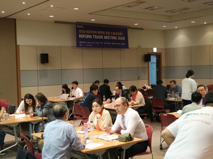 2일 한국국제가구·인테리어산업대전(KOFURN 2018)에서 각국 수입·유통업자와 가구업체들이 거래 상담을 하고 있다.