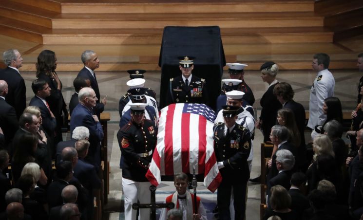 故매케인 장례식…오바마 "당·권력보다 더 큰 가치를 인식한 사람"