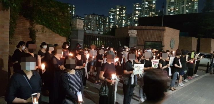 지난 1일 서울 강남구 S고등학교 정문 앞에서 학부모들이 촛불을 든 채 '보직교사 시험문제 유출' 의혹과 관련한 철저한 진상조사와 관련자 처벌를 요구하는 시위를 하고 있다.