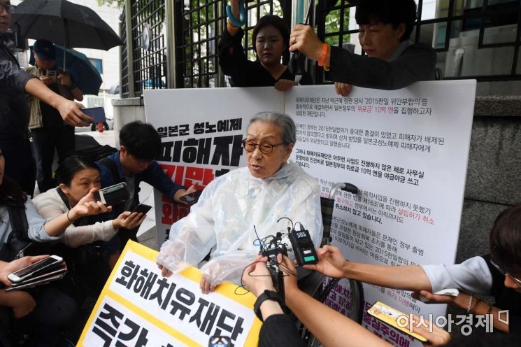 일본군 성노예 피해자인 고 김복동 할머니가 생전 서울 종로구 외교통상부 청사 앞에서 화해·치유재단 해산을 촉구하는 1인 시위를 하고 있는 모습. /문호남 기자 munonam@