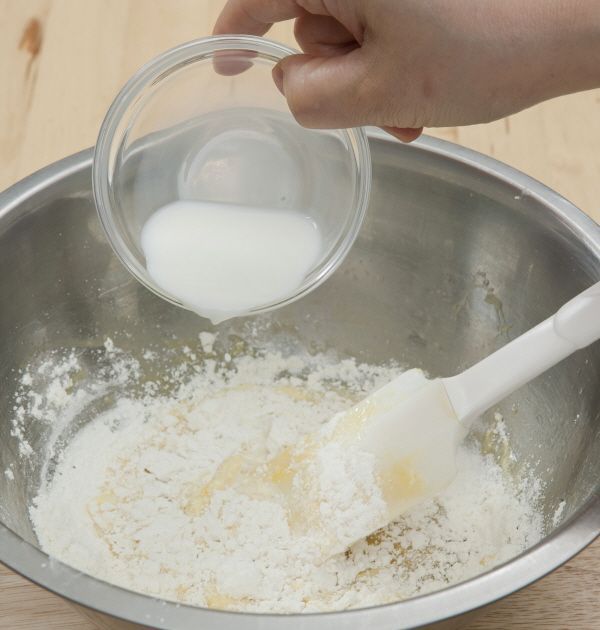 3. ②에 거품이 잘 일어나면 박력분을 넣어 섞다가 우유 30㎖와 식용유를 붓고 골고루 섞은 뒤 케이크 틀에 부어 170℃로 예열한 오븐에서 25분 정도 굽는다.