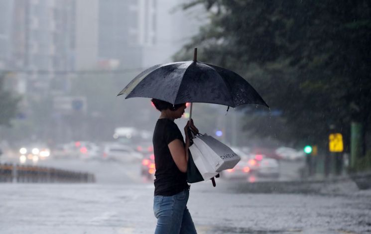 [오늘날씨]태풍 '콩레이' 영향 전국 흐리고 비…토요일까지 곳곳 폭우