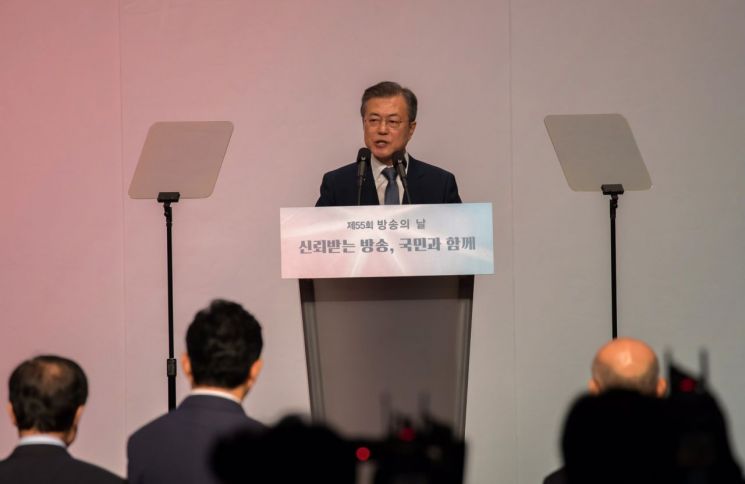 한국방송협회는 3일 저녁 여의도 63컨벤션센터 그랜드볼룸에서 제55회 방송의 날 축하연을 개최했다고 4일 밝혔다. 문재인 대통령이 축사를 하고 있다. <사진=한국방송협회>
