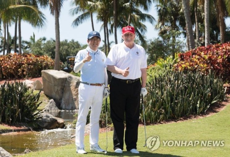 골프광 도널드 트럼프 미 대통령과 아베 신조  일본 총리. 사진 출처=연합뉴스