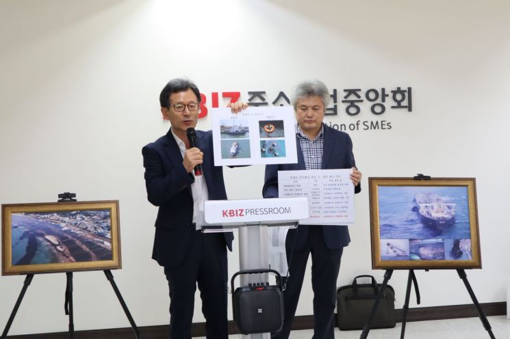 한국해양방제업협동조합의 김호성 이사장(오른쪽)과 김영환 전무가 4일 서울 영등포구 중소기업중앙회에서 기자회견을 열고 해양환경공단의 방제선 위탁배치 독점전횡을 고발하고 있다.