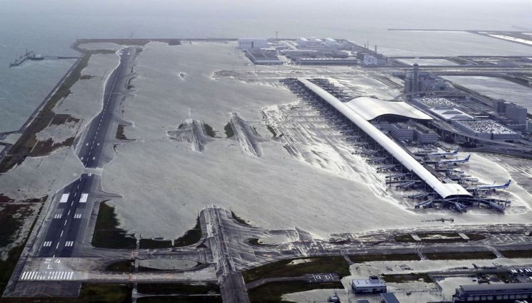 제21호 태풍 제비로 인해 침수된 일본 간사이국제공항 [이미지출처=AP연합뉴스]