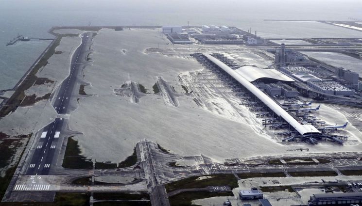 [포토]태풍 제비로 물에 잠긴 日 간사이공항…3000여명 고립