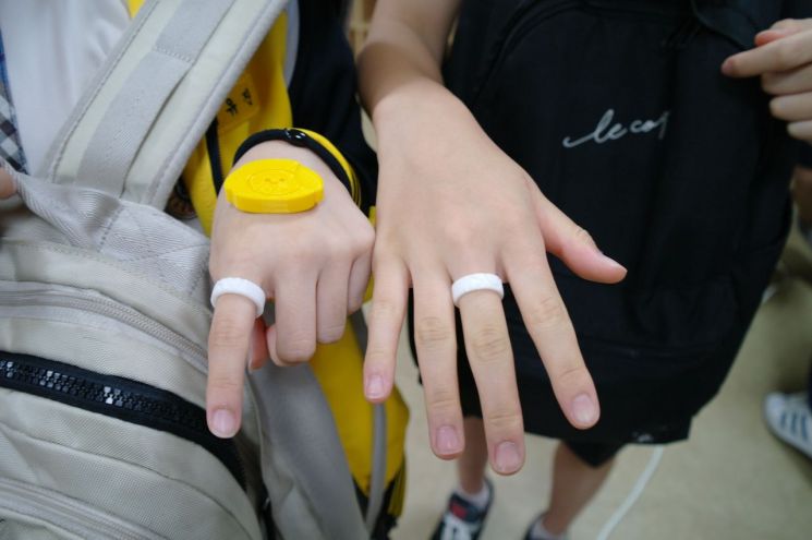 아이들이 4차 산업혁명 체험센터에서 3D 프린터로 만든 반지를 끼고 있다.