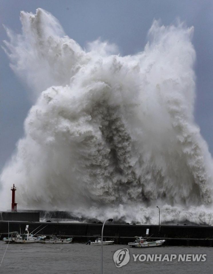 제21호 태풍 제비가 일본 남서부 지역을 상륙한 4일 고치(高知)현 아키(安藝)시의 항구 앞바다에서 거대한 파도가 솟구쳐 오르고 있다.사진=연합뉴스