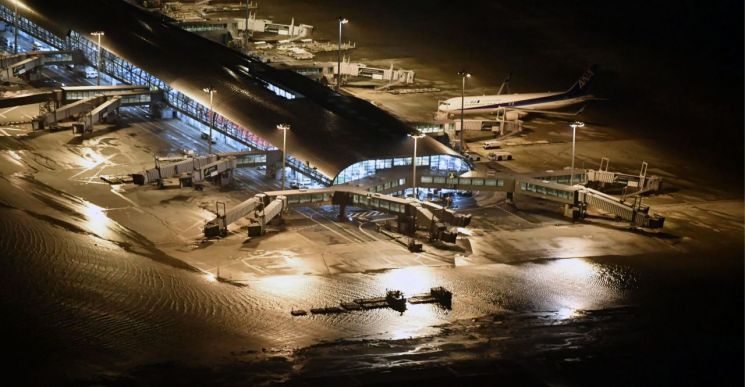 태풍 제비로 日간사이공항 고립된 3000여명…고속선 타고 고베로