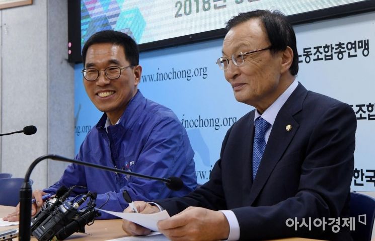 이해찬 더불어민주당 대표(오른쪽)가 5일 서울 영등포구 여의도 한국노총사무실에서 열린 '한국노총-더불어민주당 당대표 간담회'에서 김주영 위원장의 발언에 미소 짓고 있다./김현민 기자 kimhyun81@