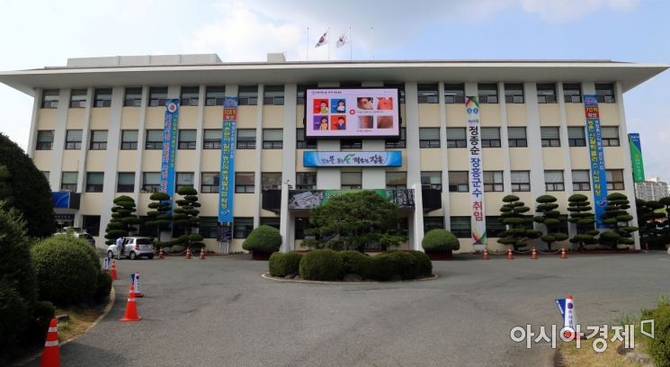 장흥군 공무원, 군의회 의원들 연수에 쓰라며 100만원 건네