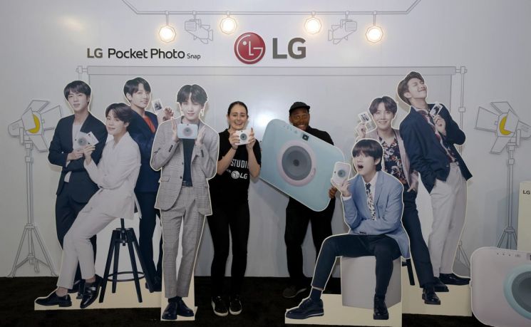 LG전자는 한류 아이돌 방탄소년단의 미국 월드투어 콘서트와 연계한 마케팅을 펼친다고 6일 밝혔다. LG전자 직원들이 LA에 오픈한 제품체험관 ‘BTS 스튜디오’에서 제품을 소개하고 있다.