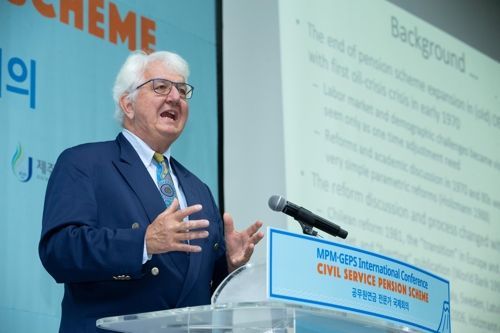 5일 제주 국제컨벤션센터에서 열린 '공무원연금 전문가 국제회의'에서 로버트 홀츠만 교수가 연설하고 있다.