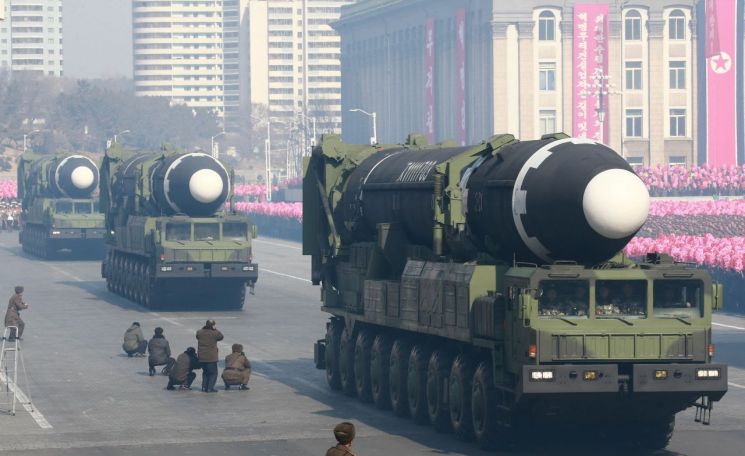 2018년 2월 북한 '건군절' 70주년 기념 열병식에서 공개된 이동식발사차량(TEL)에 실린 대륙간탄도미사일(ICBM)급 '화성-15' (사진=연합뉴스)