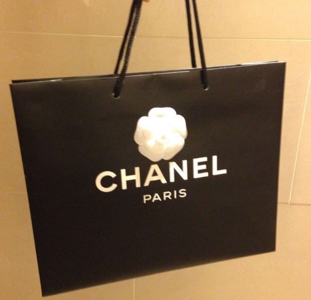 "샤넬서 공짜로 주는 쇼핑백이 5.5만원"…명품 '종이가방'도 산다(종합)