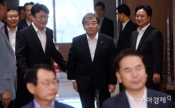 [포토] 입장하는 윤석헌 금감원장