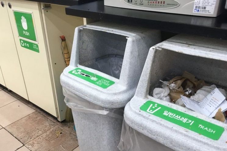 [굳이 알아본]편의점 분리수거함, 종이칸 없어…“우유갑 어디에 버리나요?”