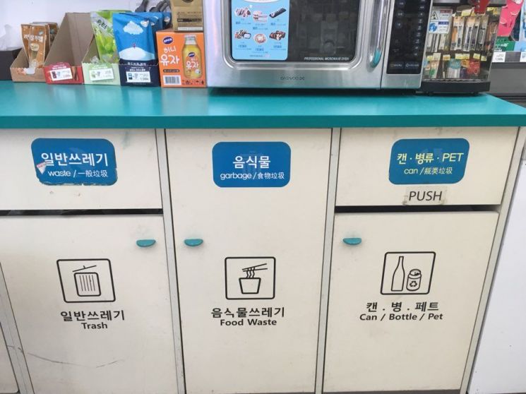 종이류 분리수거칸 없는 편의점…“일반쓰레기에 버리세요”(종합)