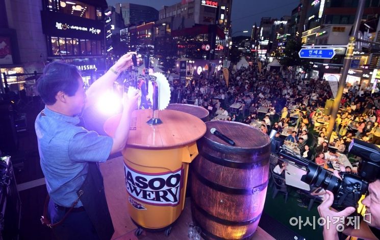 [포토] 생맥주 뽑는 문석진 서대문구청장