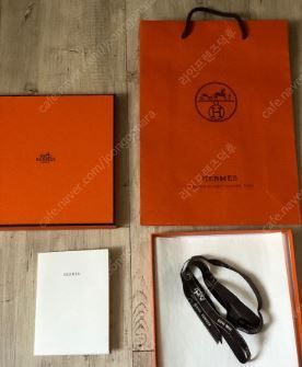 에르메스 쇼핑백과 상자, 포장끈, 상자속지가 함께 판매되고 있다./중고 거래 카페 캡쳐