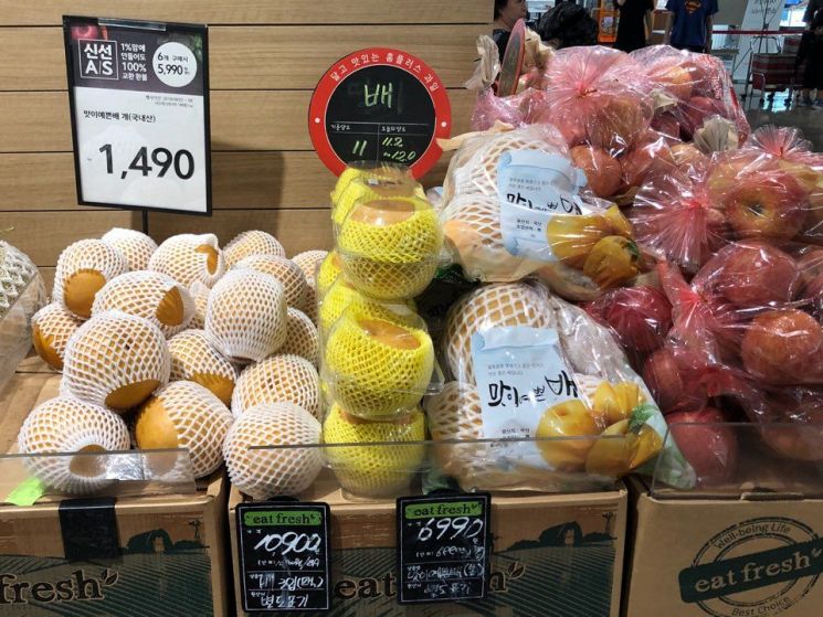 "사과·배·단감·포도까지"…추석 대표 과일 가격 치솟는다   