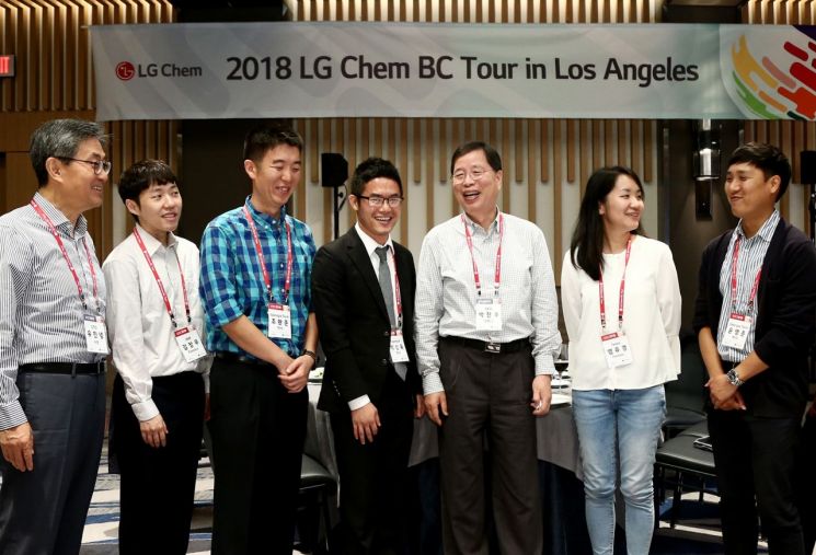 박진수 LG화학 CEO(부회장)(오른쪽 세번째)와 유진녕 CTO(사장)(왼쪽 첫번째)이 미국 LA에서 열린 인재채용 행사에 참석한 인재들과 환담을 나누고 있다.