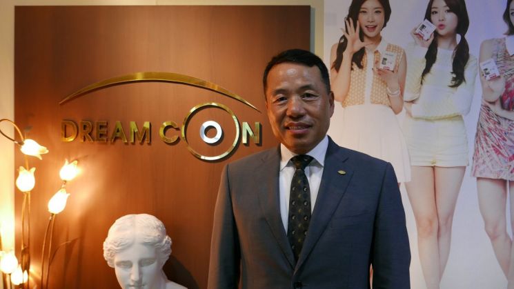 김영규 드림콘 대표가 경남 양산에 위치한 본사에서 마련된 제품 전시실에서 기념촬영을 하고 있다.