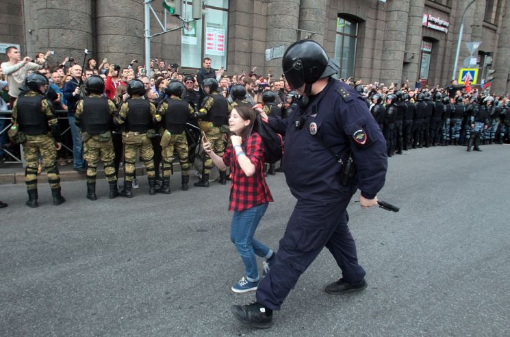 [포토]러시아 경찰에 끌려가는 10대 소녀