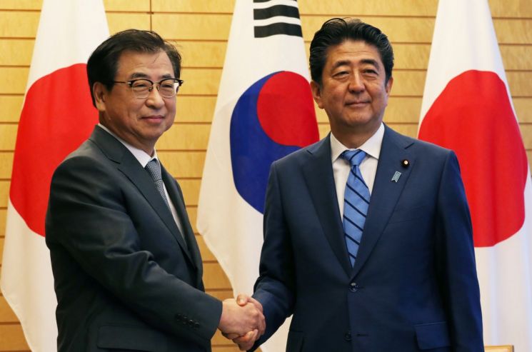 서훈 국정원장(왼쪽)이 10일 아베 신조 일본 총리와 만나 악수하고 있다. [이미지출처=로이터연합뉴스]