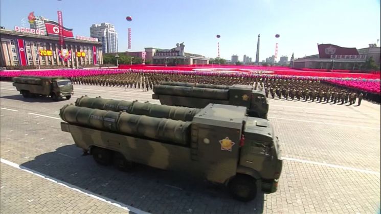 자신감 드러낸 김정은…북한 新전술유도무기 정체는?
