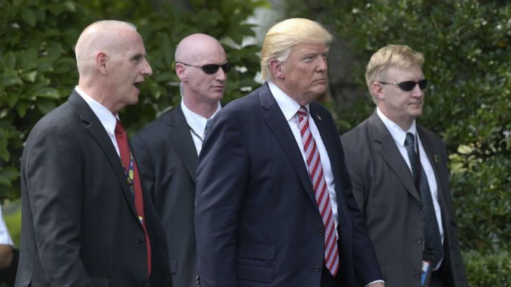 항상 도널드 트럼프 미국 대통령을 지근거리에서 경호하는 비밀 경호국 요원들의 모습. 사진 = AP/연합뉴스
