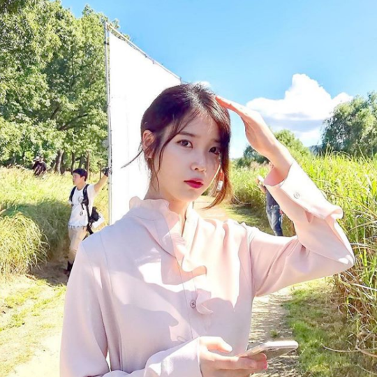 '가을 아침'이 생각나는 계절…아이유 근황 공개 