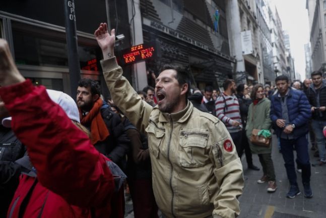 아르헨티나 공무원들이 지난 3일(현지시간) 수도 부에노스아이레스에서 마우리시오 마크리 대통령의 초긴축 정책에 따른 정부 부처 축소 방침을 발표한 데 반발하며 항의 시위를 벌이고 있다.(사진=EPA연합뉴스)