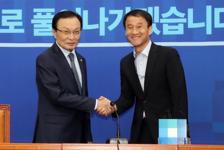 '靑 인사 복귀' 한병도·송인배 민주당 복당…이해찬과 만찬 