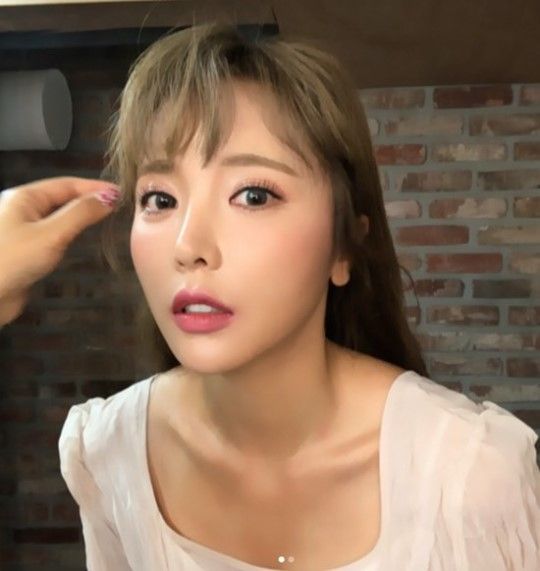 홍진영, 달라진 헤어스타일과 메이크업 공개…네티즌 "훨씬 예쁘다"