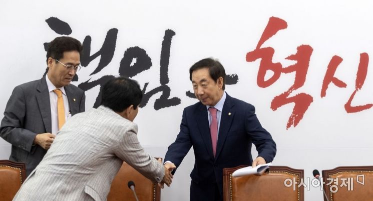 [포토] 원내대책회의 참석하는 김성태 원내대표
