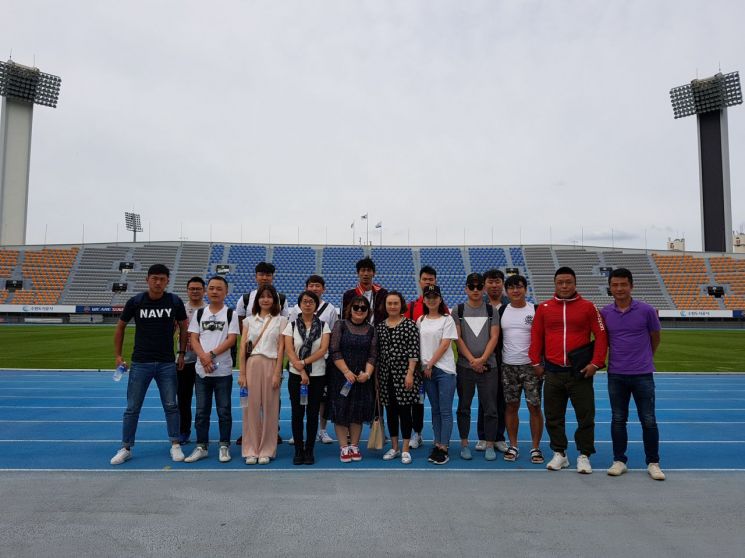 축구 테마 관광상품개발을 위해 우리나라를 방문한 중국의 팸투어 참가자들이 기념촬영을 하고 있다./사진=한국관광공사 제공