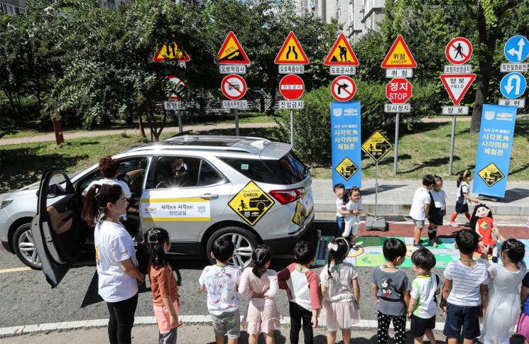 쉐보레가 국제아동안전기구 세이프키즈코리아와 함께 어린이 교통안전사고 예방을 위한 '사각사각 캠페인'을 본격적으로 진행한다.(사진=한국GM 제공)