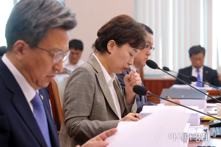 [포토] 심각한 표정의 김현미 장관