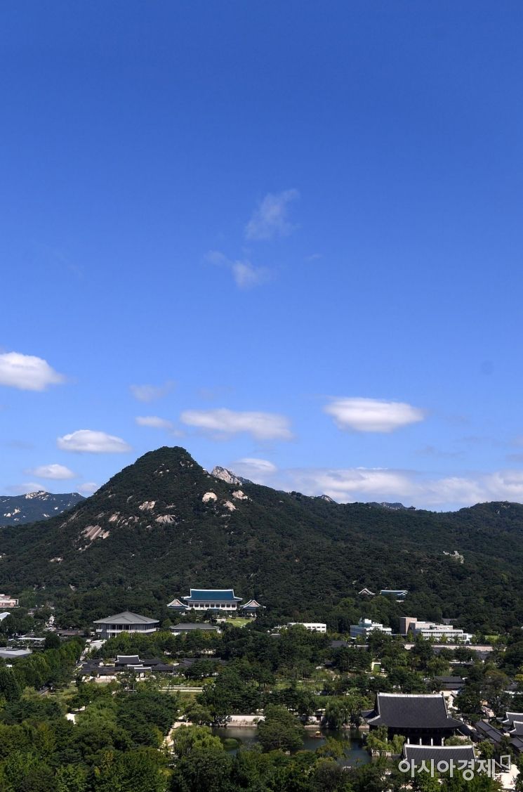 맑은 날씨를 보인 12일 서울 종로구에서 바라본 하늘이 맑고 파랗게 보이고 있다./김현민 기자 kimhyun81@