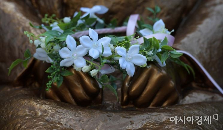 [포토]소녀상 손 위에 놓인 꽃화관
