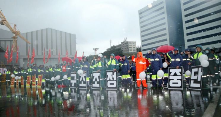 한 조선사 노동조합이 사측의 희망퇴직에 반대해 부분파업을 벌이고 있다. [이미지출처=연합뉴스]