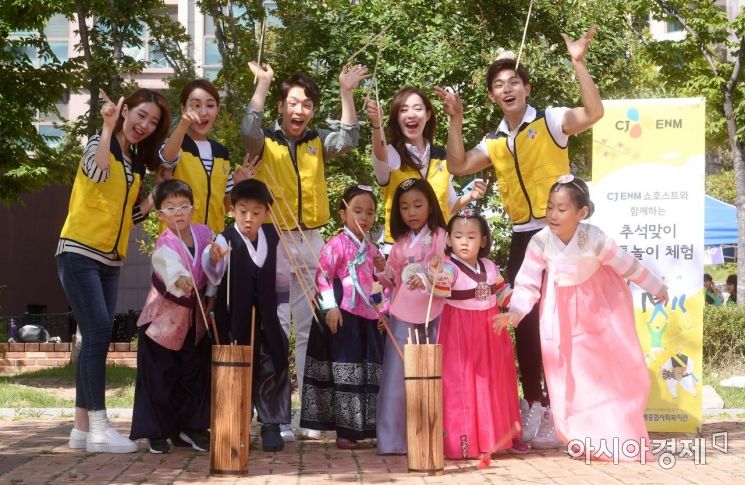 [포토] 새내기 쇼호스트와 투호 체험